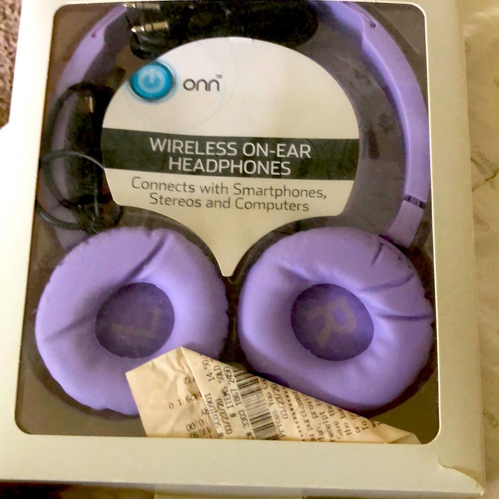 Wireless on-ear headphones